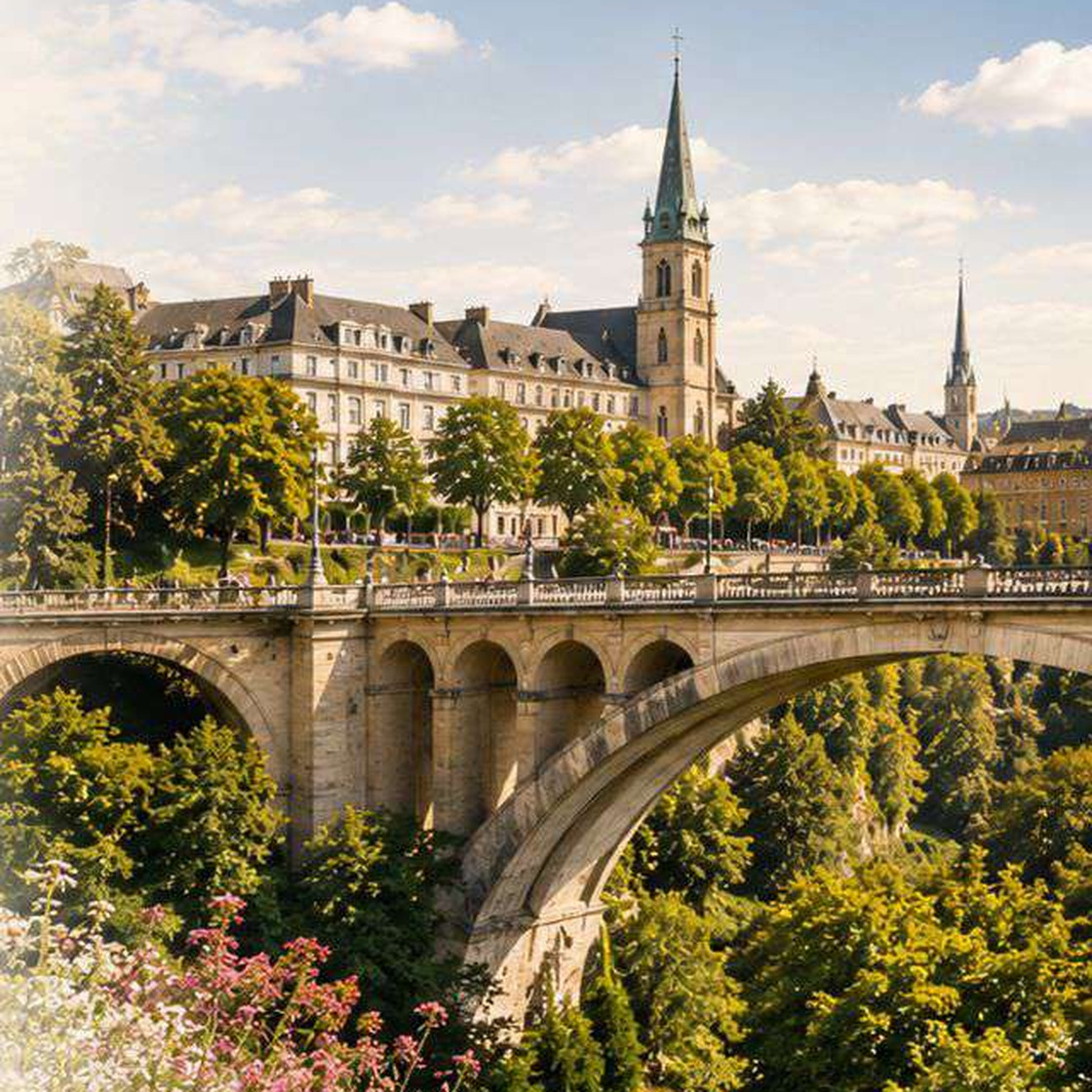 Vue du Luxembourg et de son pont, photographie reprise de la page 6 du dossier de présentation au ministère